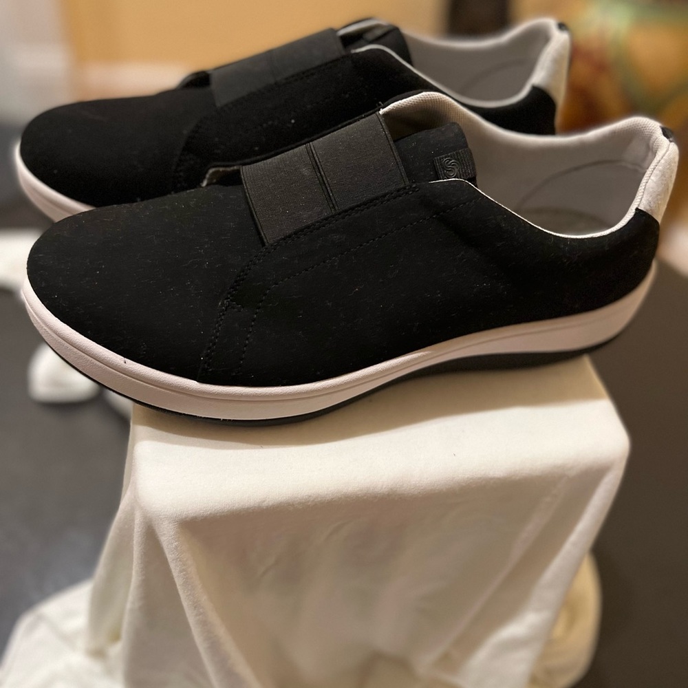 Black & White Sneak size 12